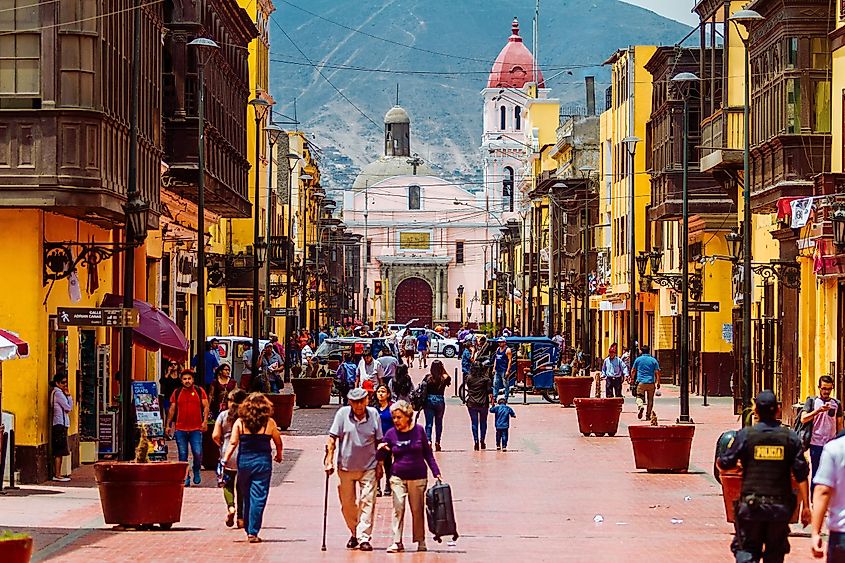 秘鲁利马大都市区里马克街道上漫步的行人的日常照片。 