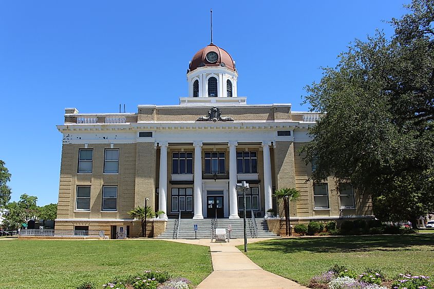 The 1913 courthouse at the centre of the square in Quincy, Florida. Michael Rivera, CC BY-SA 4.0 <https://creativecommons.org/licenses/by-sa/4.0>, via Wikimedia Commons