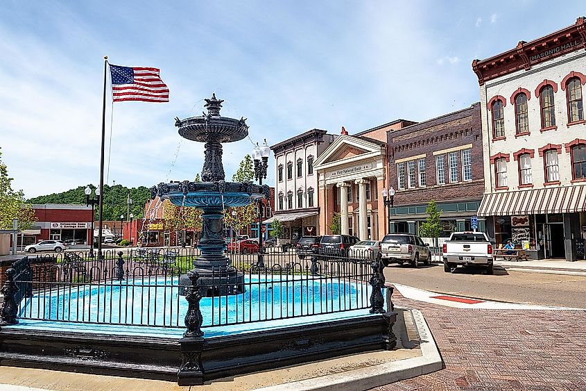 A view of Nelsonville's historic downtown square, By USDA Forest Service photo by Kyle Brooks - USDA Forest Service Photo Archives, CC BY-SA 4.0, https://commons.wikimedia.org/w/index.php?curid=80951627