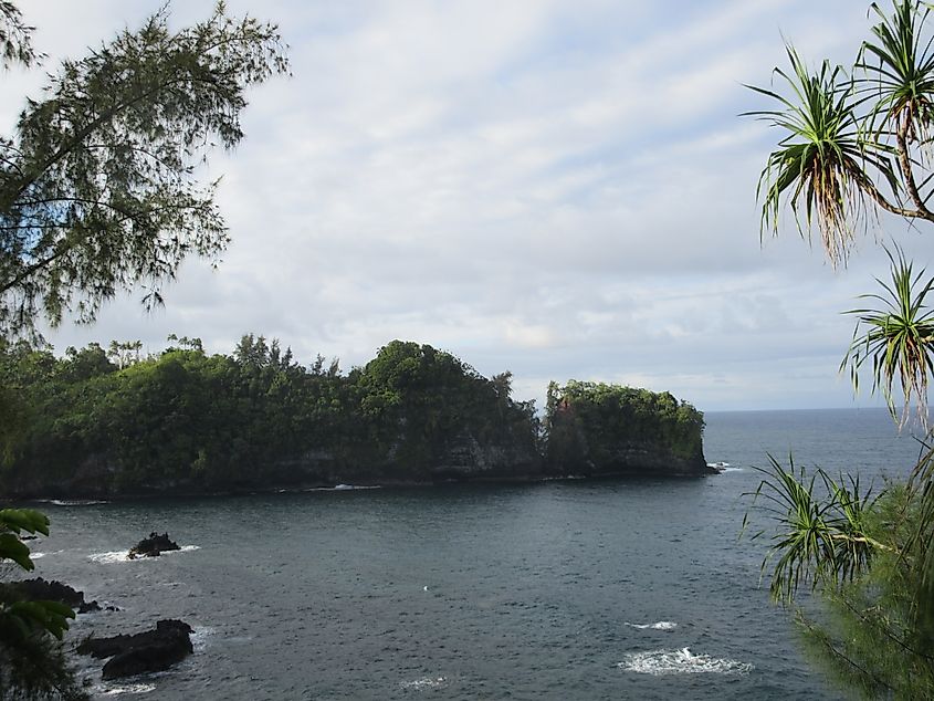 View of Onomea Bay from the scenic route through Papaikou and Pepeekeo.