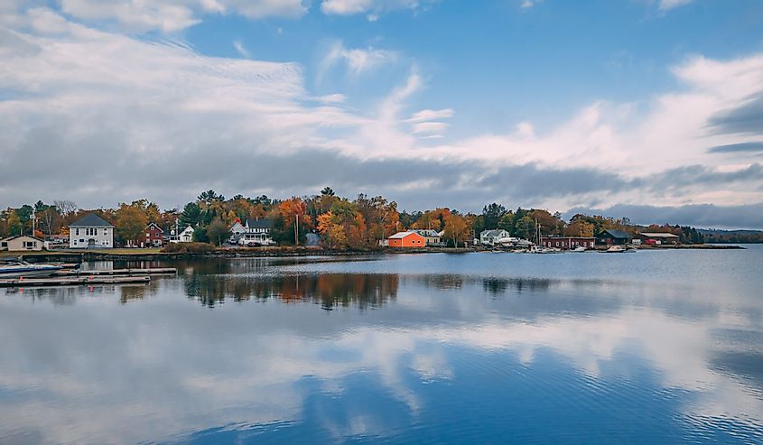Осенние краски и отражения на озере Мусхед в Гринвилле, штат Мэн