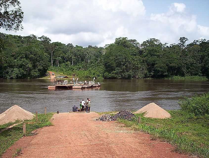 Переправляемся на пароме через реку Джа в Восточной провинции Камеруна.
