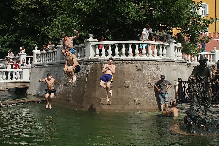 People in Russia jump into pools to cool off during the heat wave in 2010. Image credit: De Visu / Shutterstock.com
