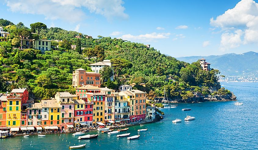 Красивое морское побережье с красочными домами в Портофино, Италия