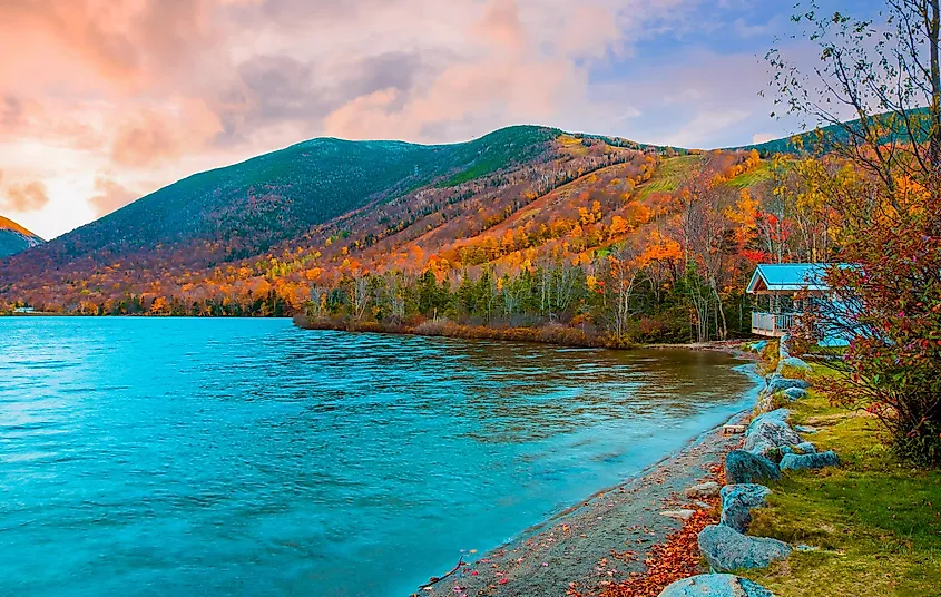 Echo Lake ringed by the White Mountains in Franconia Notch State Park, New Hampshire.