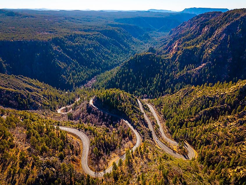 Winding switchback road of Arizona climbs through Oak Creek Canyon connecting Flagstaff and Sedona in Arizona. Credit: Photo Spirit / Shutterstock