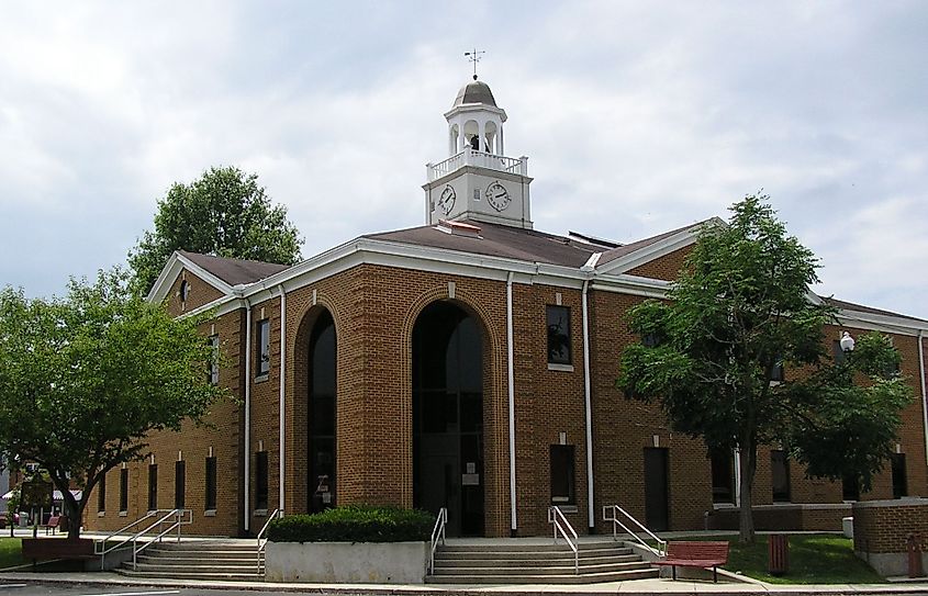Albany, Kentucky. Clinton County Courthouse downtown. I, W.marsh via Wikipedia