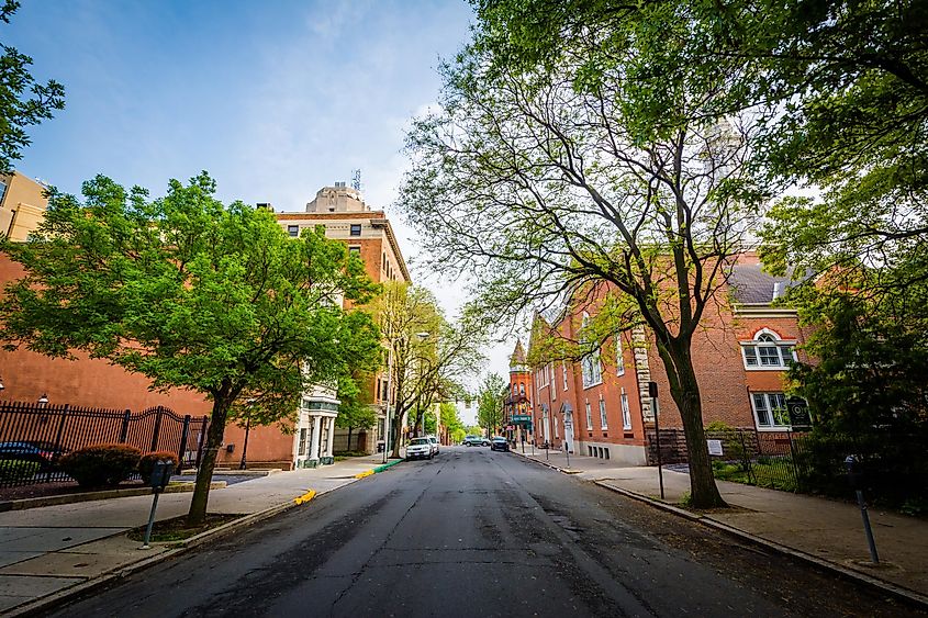 Шестая улица, в центре города Рединг, штат Пенсильвания.