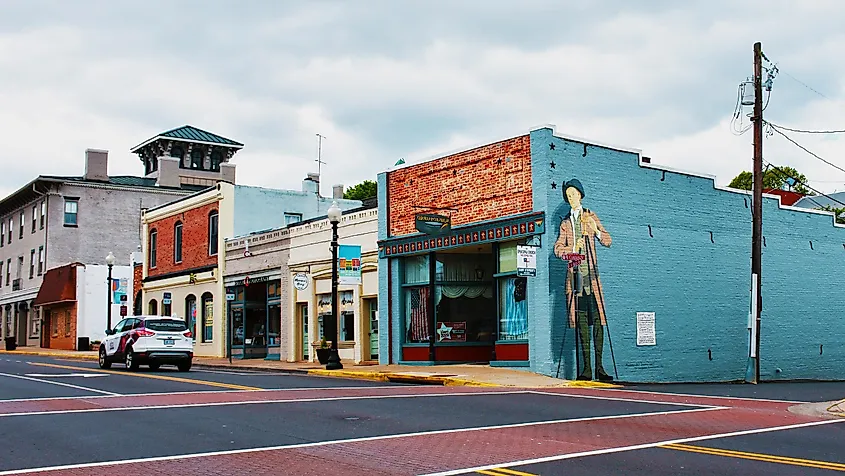 Historical street in Culpeper, Virginia. Image credit: Refrina via Adobe Stock.