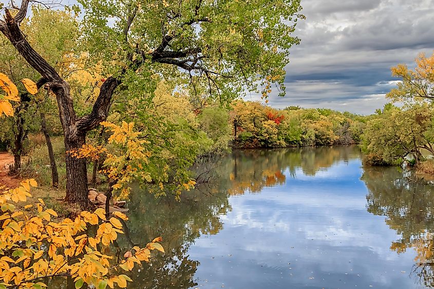 Озеро Хефнер в Оклахома-Сити, окруженное деревьями осеннего цвета