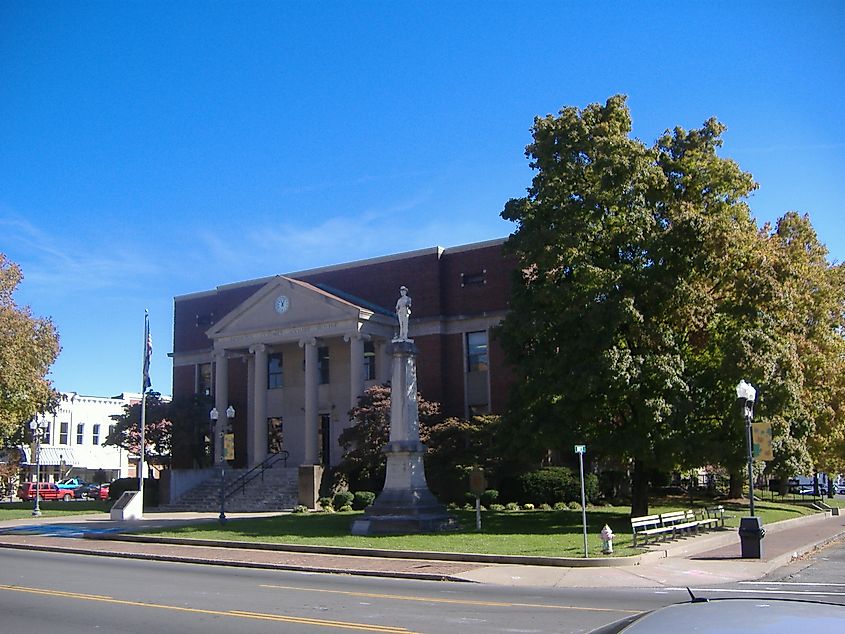 Hopkins County Courthouse and Confederate Monument in Madisonville, By C. Bedford Crenshaw, Attribution, https://commons.wikimedia.org/w/index.php?curid=44192644