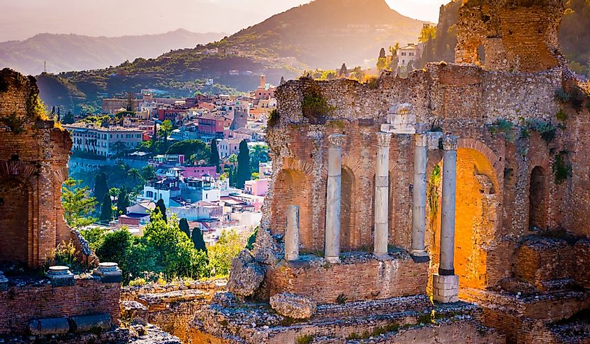Руины театра Таормины на закате. Красивая фотография из путешествия, красочный образ Сицилии.