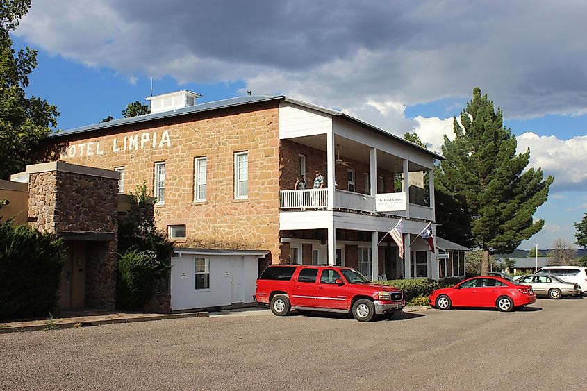 Hotel Limpia in Fort Davis, Texas, By Travis K. Witt - Own work, CC BY-SA 4.0, https://commons.wikimedia.org/w/index.php?curid=42454156