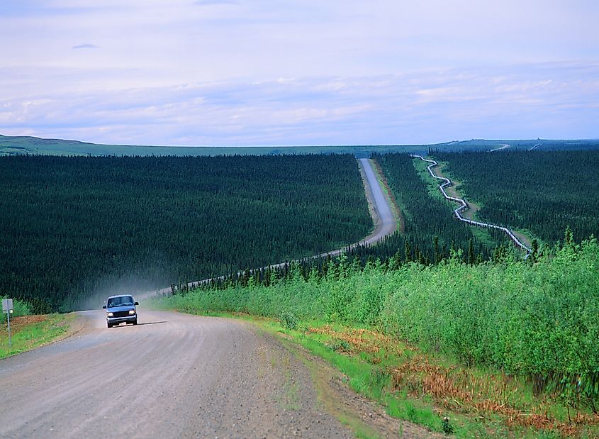 Dalton Highway with oil pipeline, leading from Valdez, Fairbanks to Prudhoe Bay, northern Alaska.
