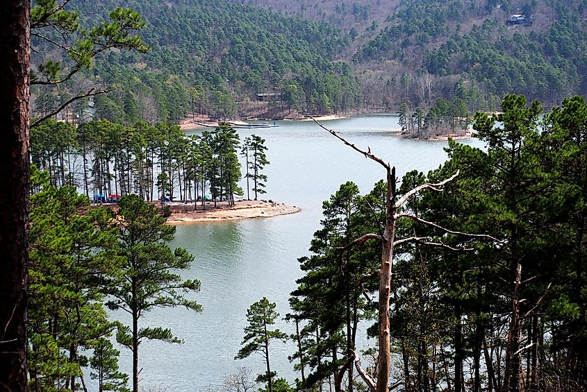 Прекрасный живописный вид на озеро с горной тропы на озере Уачита, штат Арканзас.