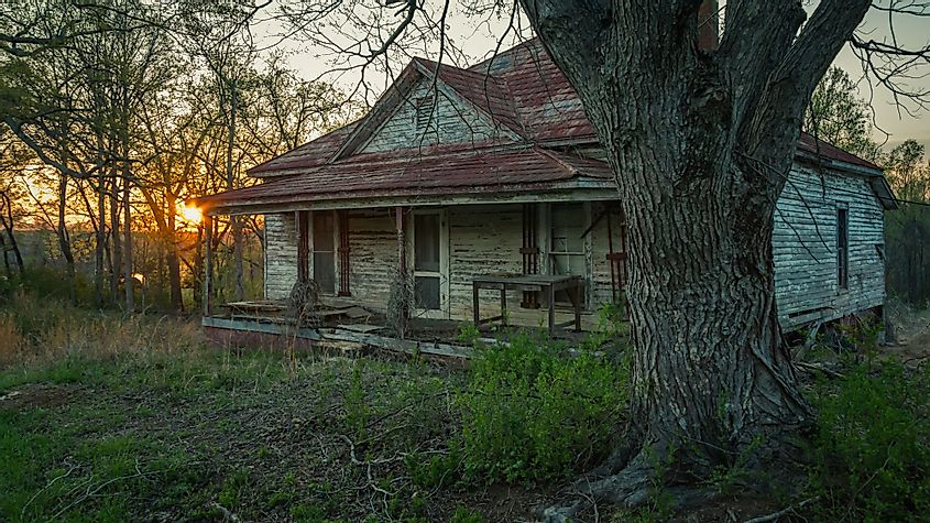 Old abandoned house along the roadside near Lake Norman, North Carolina