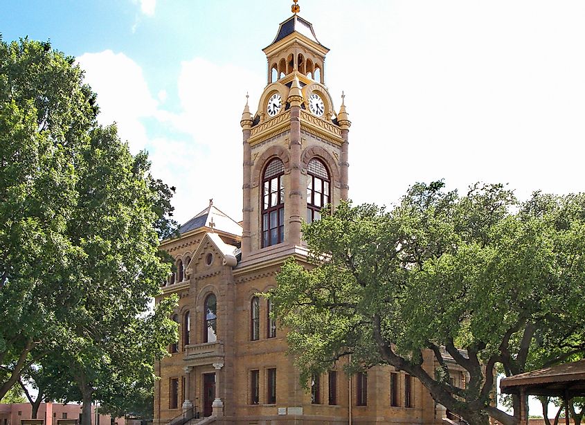 The Llano County Courthouse in Texas, By Larry D. Moore, CC BY-SA 4.0, https://commons.wikimedia.org/w/index.php?curid=10631791