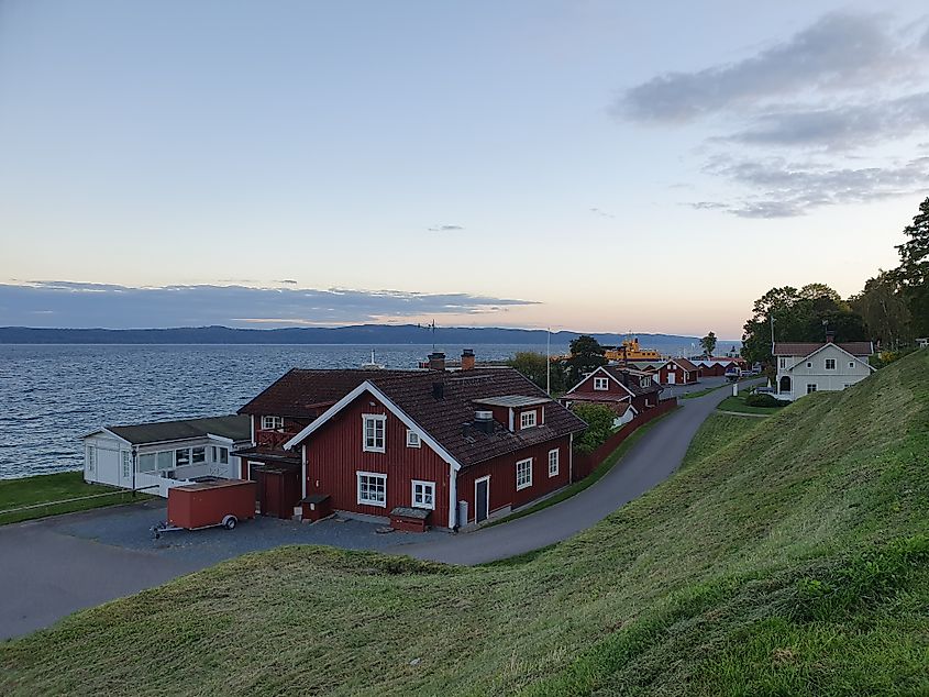 Red Swedish house on the coast of visingsö in the lake vättern during dusk