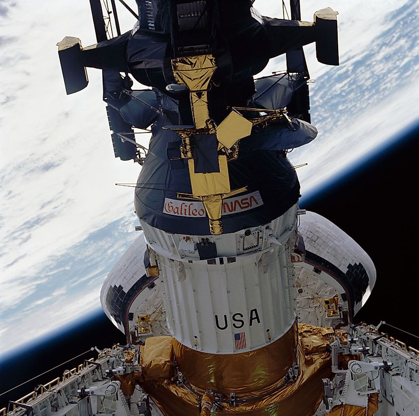During STS-34 mission, the Galileo spacecraft mounted atop the inertial upper stage (IUS).