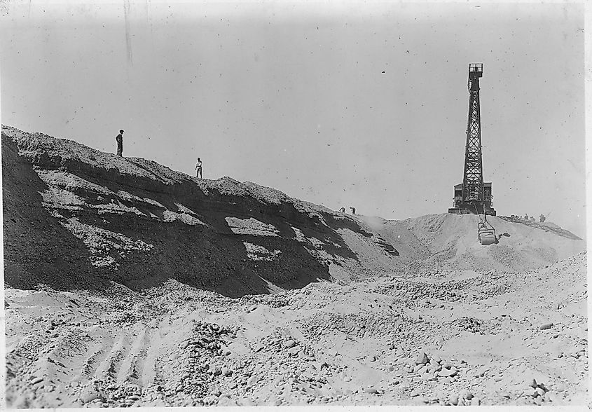 Crews strip back an Arizona gravel deposit during the construction of Hoover Dam