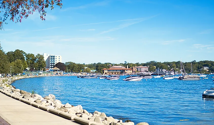 Lakeside and boats on the water of Lake Geneva in Wisconsin.