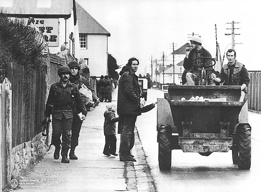 Argentinean soldiers and Falklanders in 1982