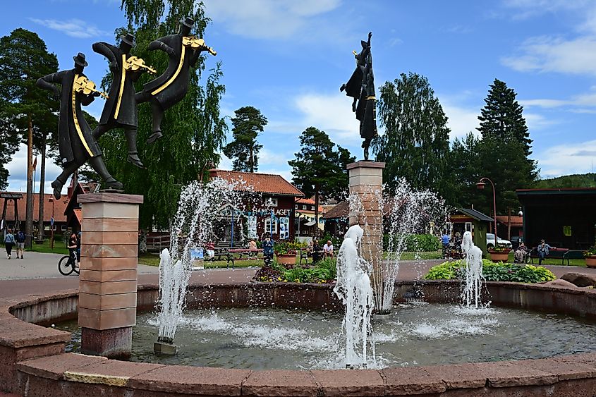 Large water fountain on the central town square in Rättvik.