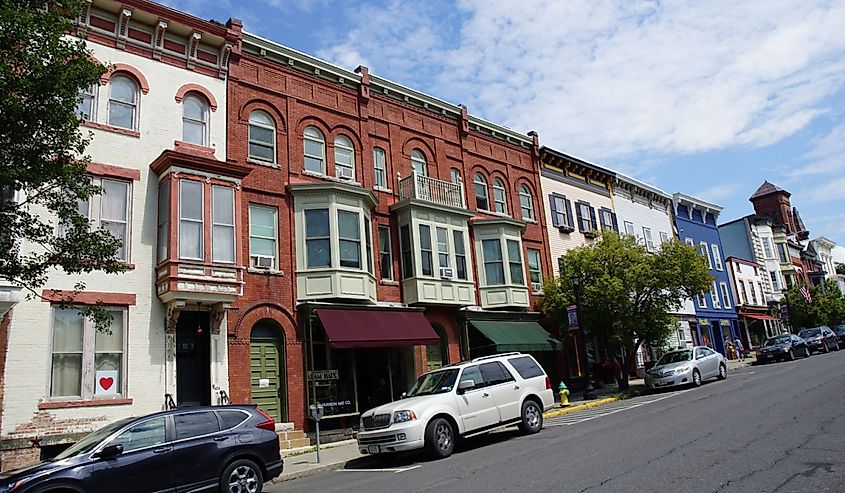 Streetscape of Warren Street in downtown Hudson