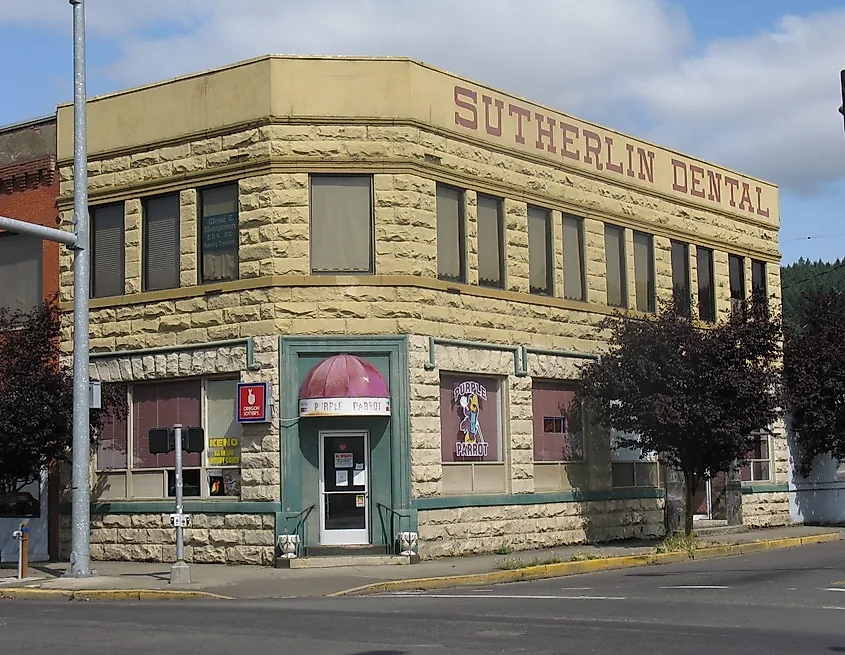 Sutherlin Bank Building - Sutherlin Oregon. Credit: Publichall at English Wikipedia, CC BY-SA 3.0 <https://creativecommons.org/licenses/by-sa/3.0>, via Wikimedia Commons
