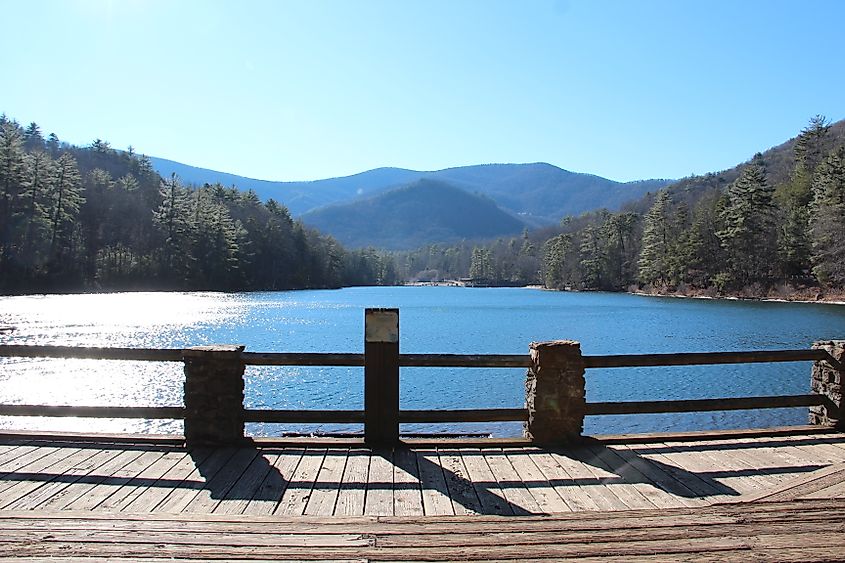 Lakefront in Vogel State Park near Blairsville in Georgia. By Thomsonmg2000 - Own work, CC0, Wikimedia Commons.