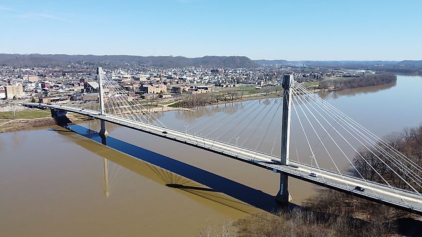 The US Grant Bridge crossing the Ohio River from Portsmouth, Ohio, to Greenup County, Kentucky.