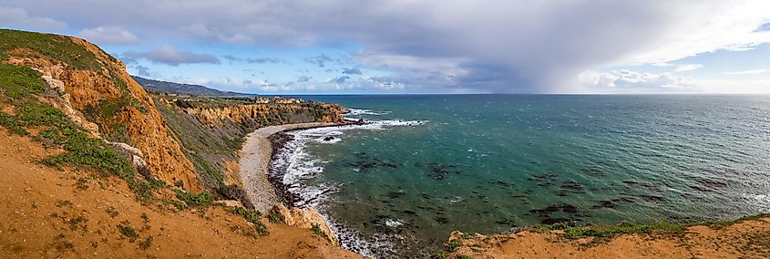 Breathtaking coastal panorama of Pelican Cove cliffs on a sunny day with blue and turquoise water, Rancho Palos Verdes, California.
