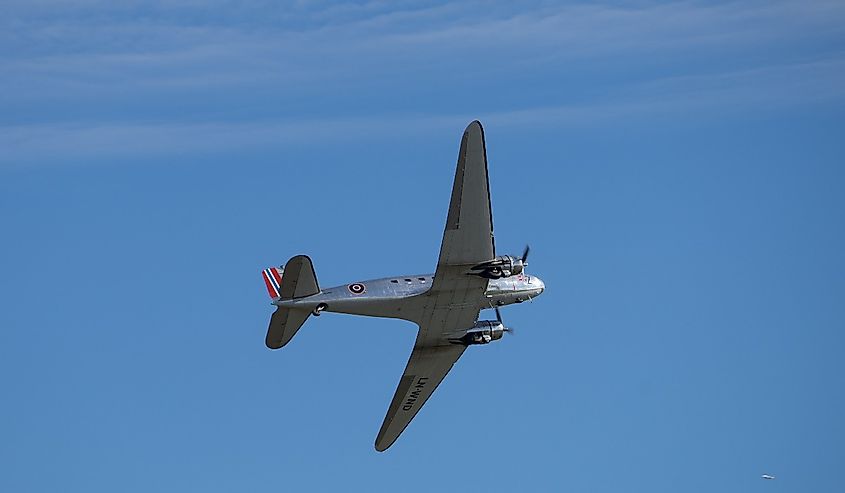 The DC-3 with c/n 11750 that the Dakota Norway Foundation owns and flies, is originally a military model called the C-53D Skytrooper.