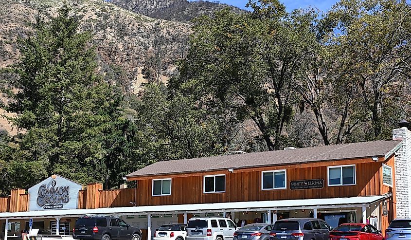 shops and cars at Oak Tree Mountain.