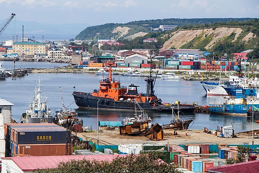 Корсаковский морской торговый порт на острове Сахалин на берегу залива Анива.