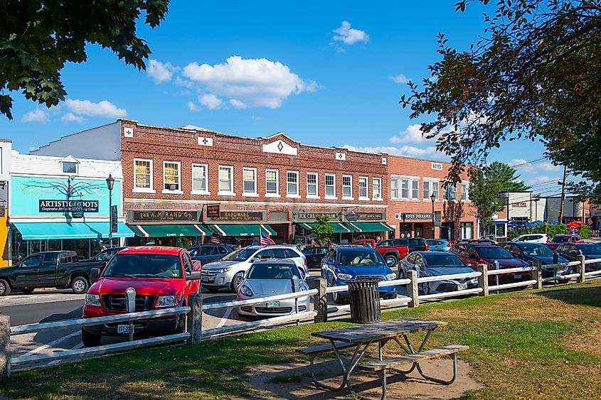 Main Street in Plymouth, New Hampshire, beside Plymouth State University. Credit: Wangkun Jia/ Shutterstock.com