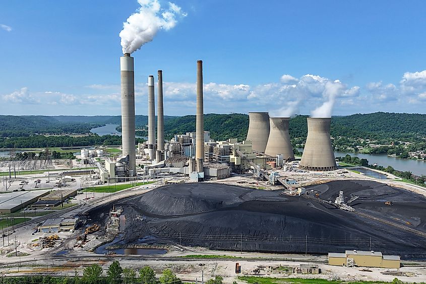 John E. Amos Power Plant. Credit: Quintin Soloviev, CC BY 4.0 <https://creativecommons.org/licenses/by/4.0>, via Wikimedia Commons