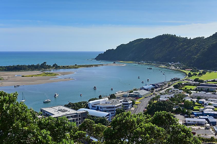 Вид на город Вакатане со смотровой площадки Пукетапу на город Вакатане в заливе Изобилия, Новая Зеландия