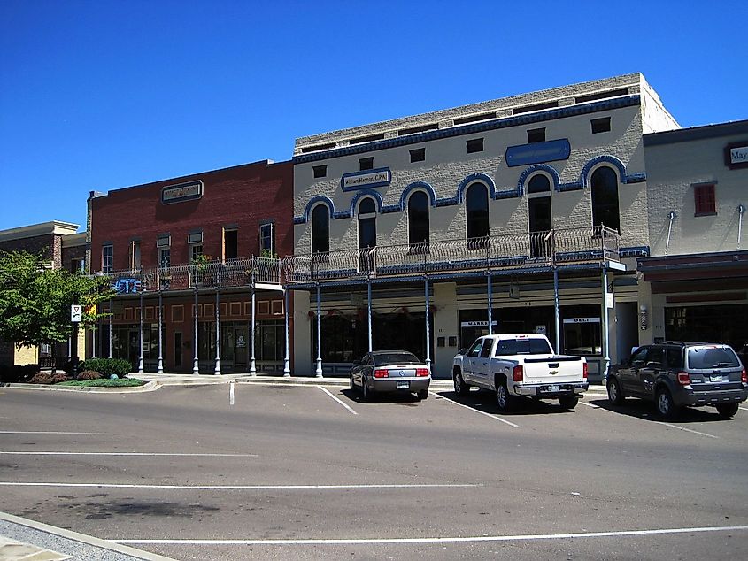 Ripley city square in Tennessee, By Thomas R Machnitzki (thomasmachnitzki.com) - Own work, CC BY 3.0, https://commons.wikimedia.org/w/index.php?curid=28340897