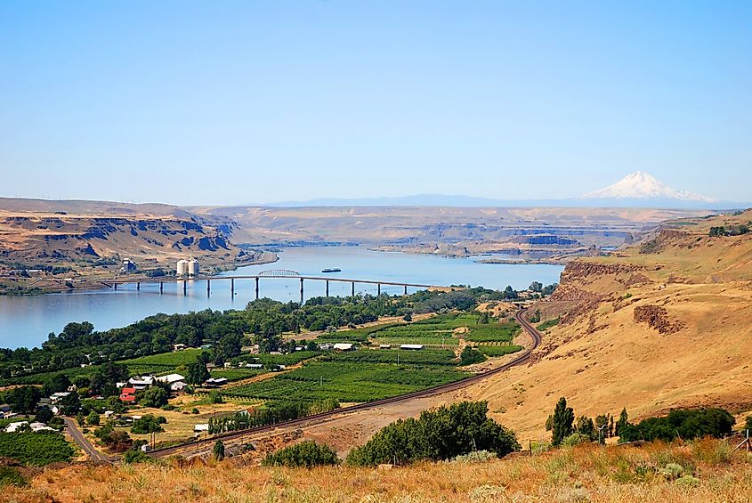 The Dalles Bridge crossing the Columbia River between The Dalles, Oregon, and Maryhill, Washington