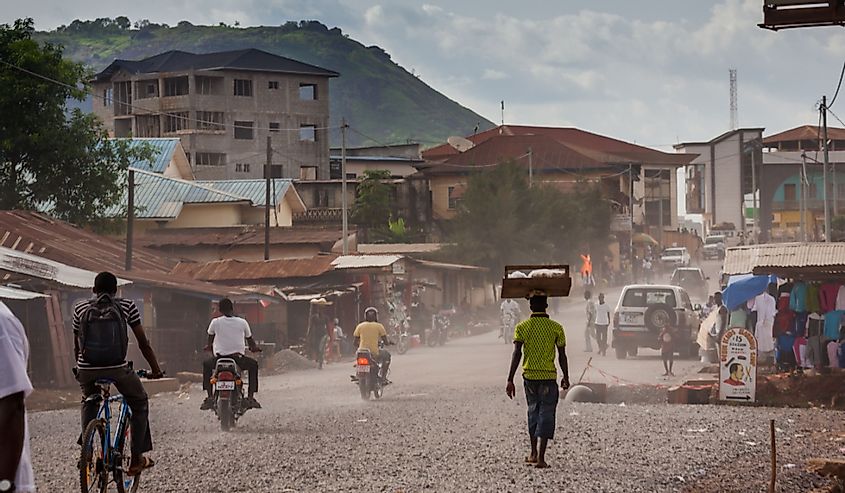 Makeni karayolu boyunca insanlar, Sierra Leone