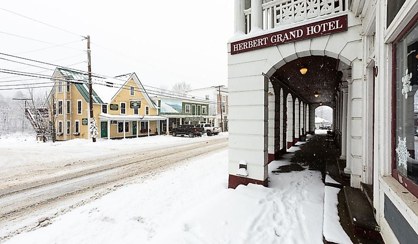 Зимний шторм накрывает город Кингфилд, штат Мэн, в сельской местности Новой Англии