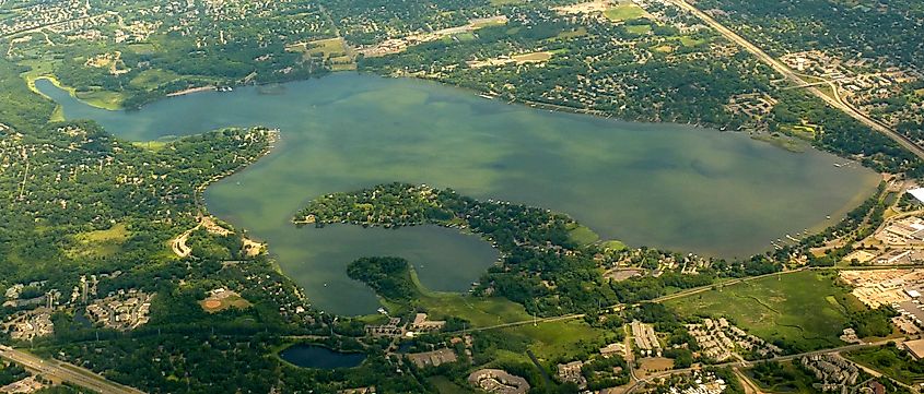 Aerial photo of Medicine Lake, Minnesota, USA, which is the peninsula jutting into the eponymous lake.