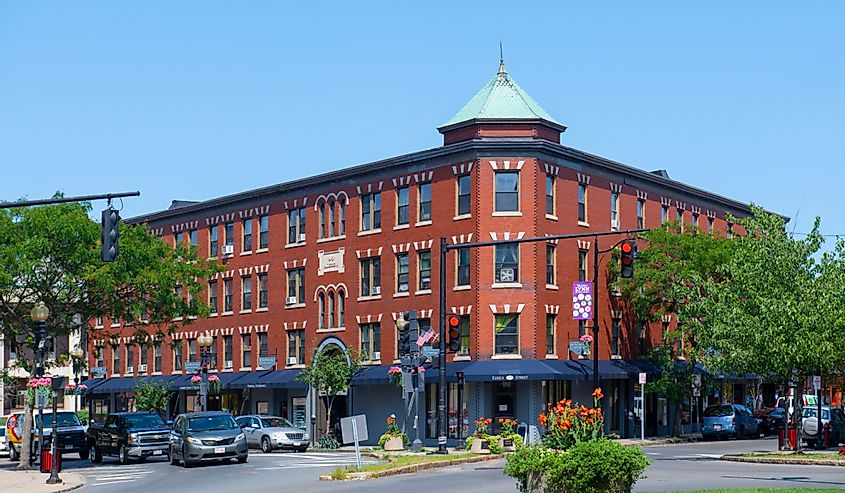 Исторические коммерческие здания на Эссекс-стрит и Сентрал-стрит в историческом центре города Линн, штат Массачусетс