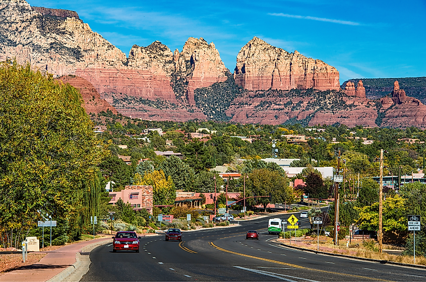 США, Аризона, Седона 2014-11-09 Исторический город В Седоне преобладают разноцветные скалы из песчаника