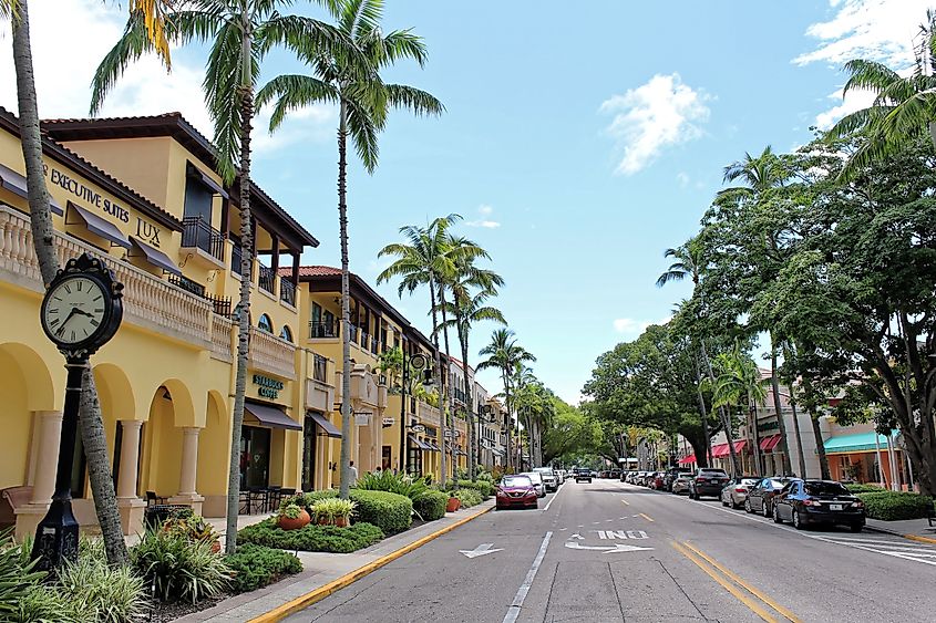 Luxury shops on 5th Avenue in Naples, Florida. (Editorial credit: Jerome LABOUYRIE / Shutterstock.com.)