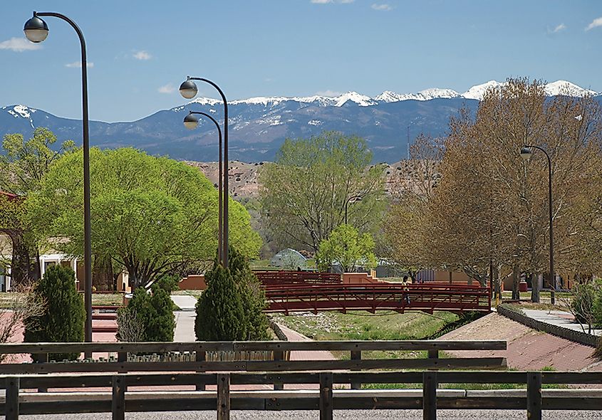 北方大学埃斯帕尼奥拉校区的庭院中的桥梁和远处山脉的景色。