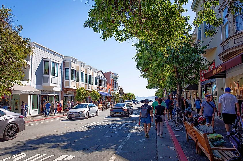 Sausalito, California: Bridgeway, main street with lots of shops, cafes and tourist attractions, via bluestork / Shutterstock.com