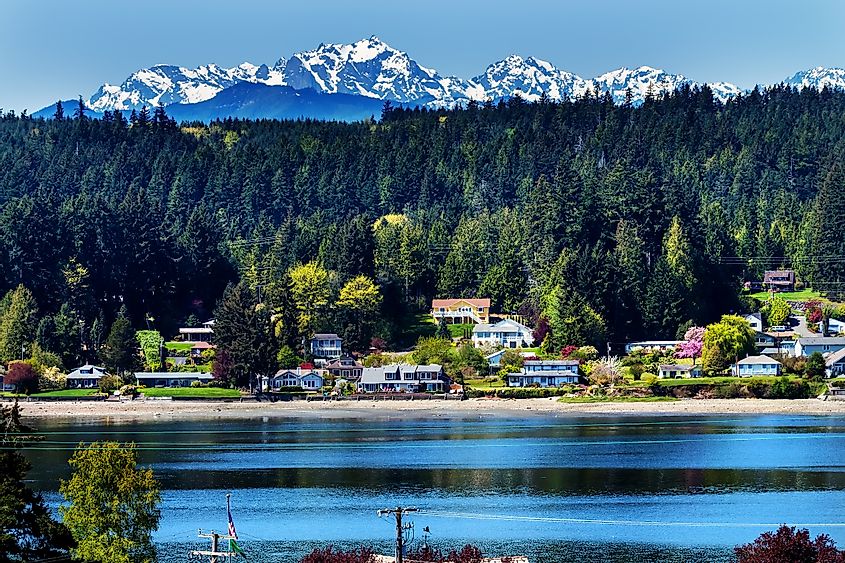 The beautiful Bainbridge Island with the backdrop of the mountains in Washington.