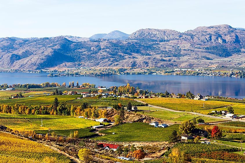 Вид на небольшой городок Осойос и озеро Осойос в долине Оканаган, Британская Колумбия, Канада.